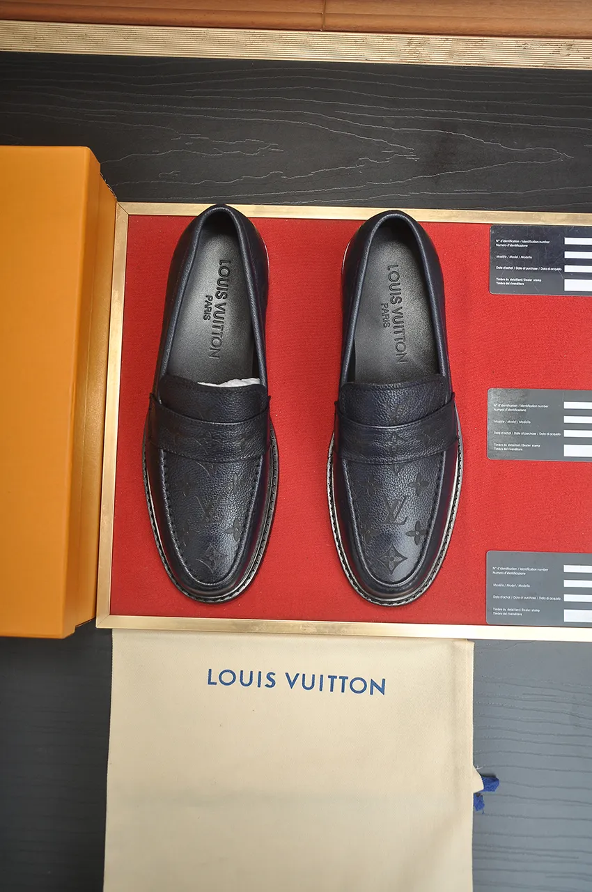 Men's men's shoes 💰460💶 [LV] (all high-end sheep lining) 🍀LV's latest genuine leather business suit shoes are launched simultaneously on the official website. The first-layer cowhide imported from Italy is made of heavy gold, 💥official website 1:1 rubber outsole. Versatile to wear, high-end without losing class, and the color combination is extraordinary. This four-season style is alluring when worn on your feet, showing off your big-name flair. Standard code 38-45 (45 customized)